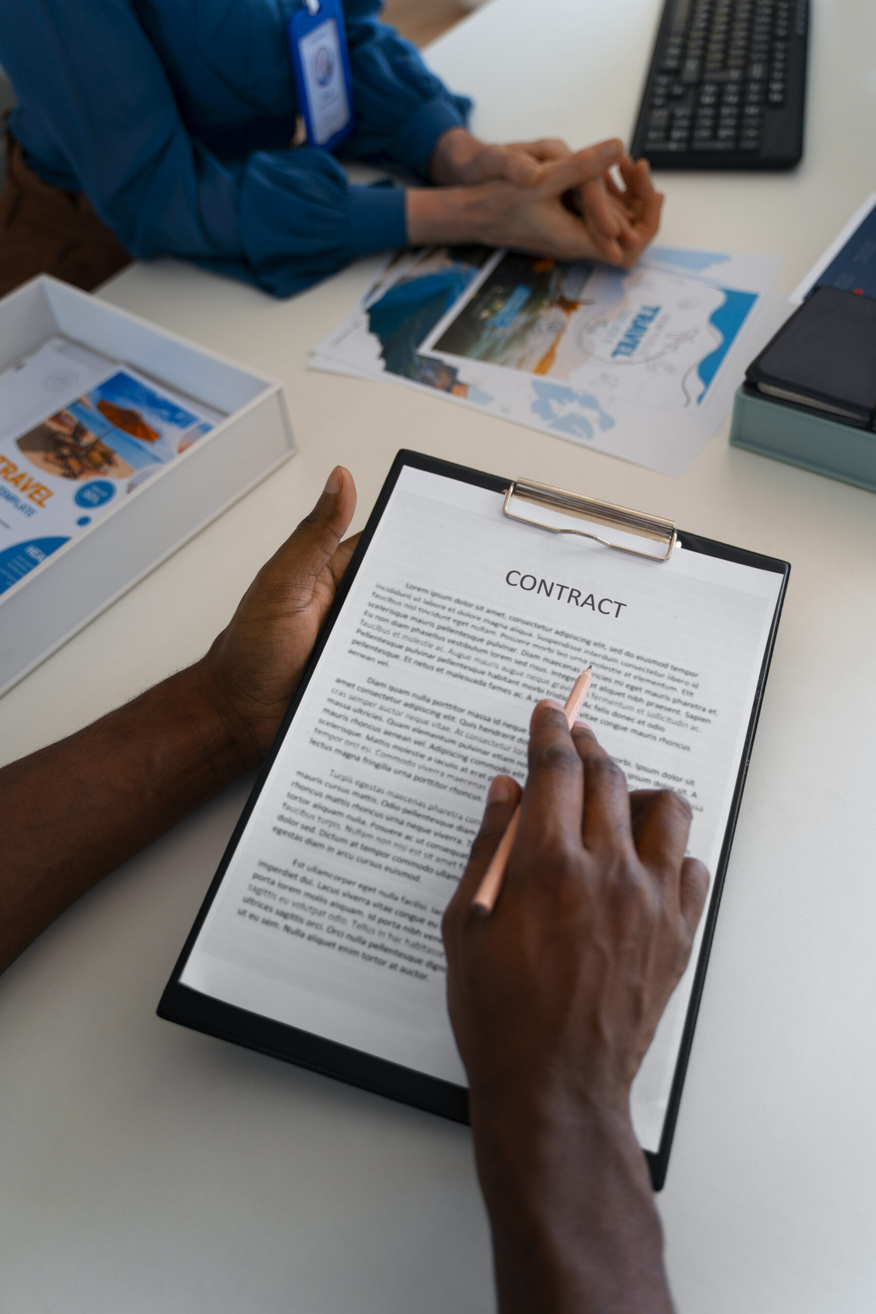 contrat-de-lecture-homme-grand-angle