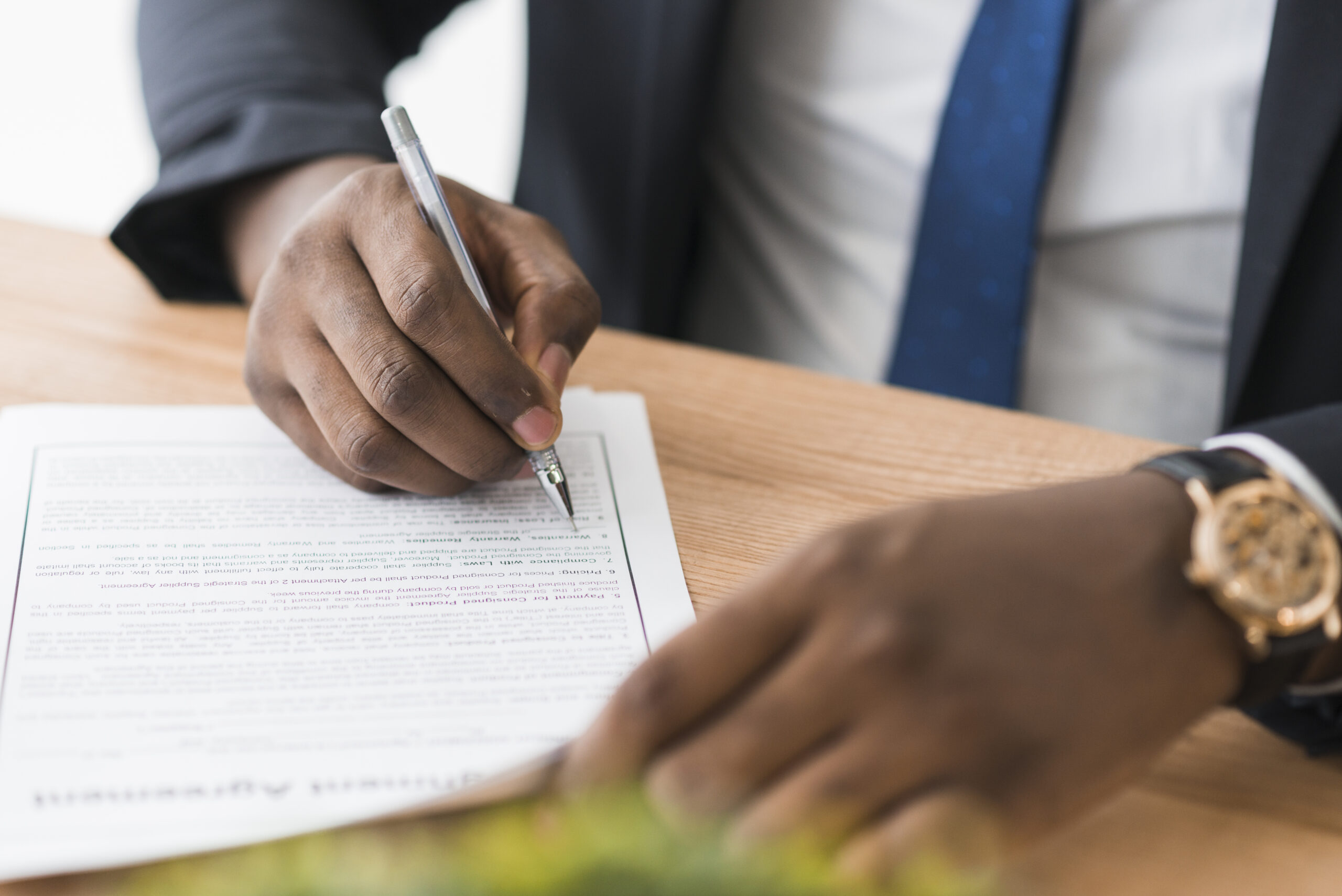 crop-documents-de-signature-d-homme-d-affaires-ethniques